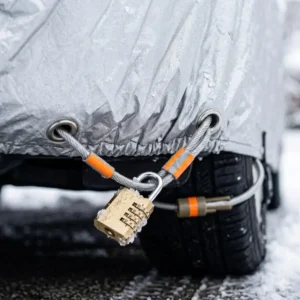 Illustration highlighting the integrated anti-theft cable lock on winter car covers for snow.